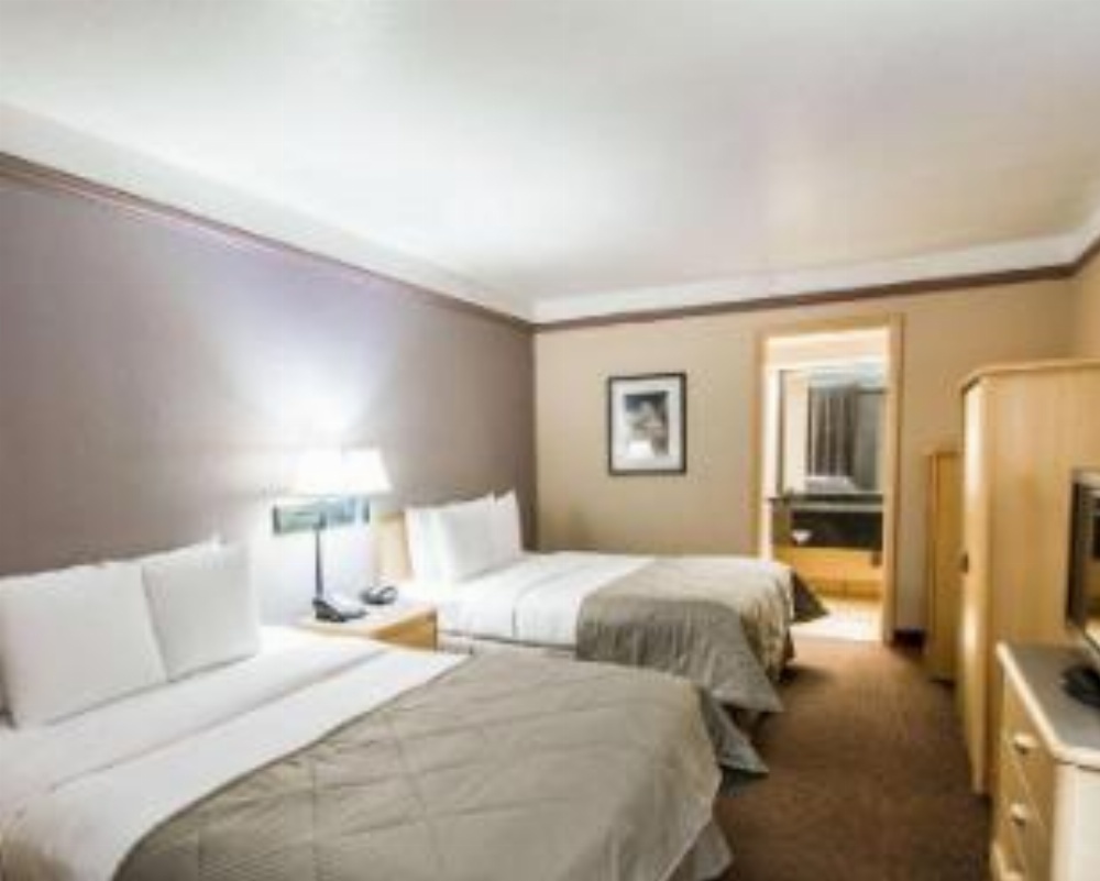 Clarion Suites Maingate Main image