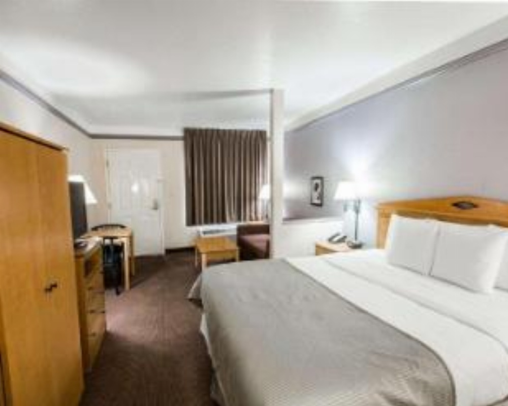 Clarion Suites Maingate